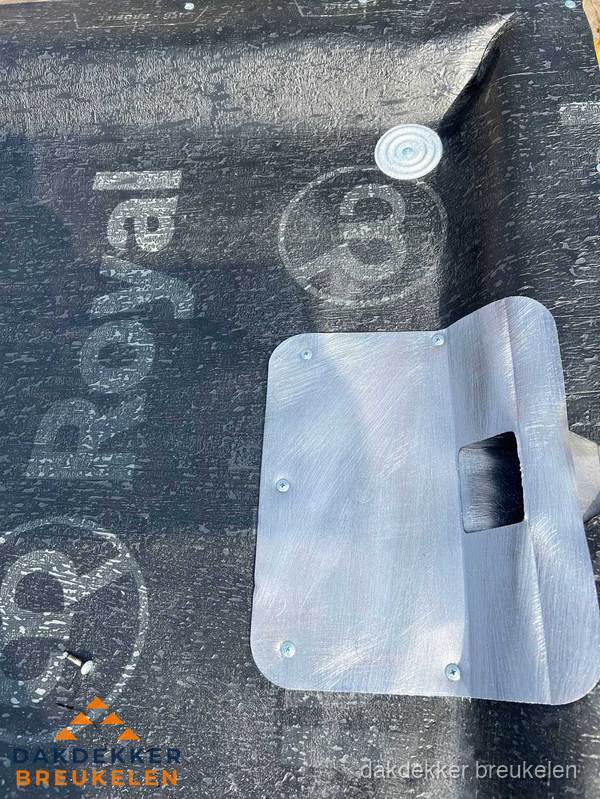 Dakgoot aansluiting op bitumen dak in Breukelen