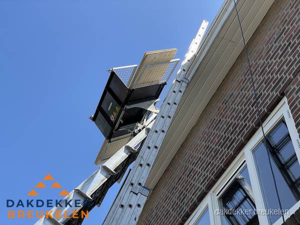 Dakgoot vervangen met dakdekkerslift in Breukelen Dakgoot vervangen met dakdekkerslift in Breukelen