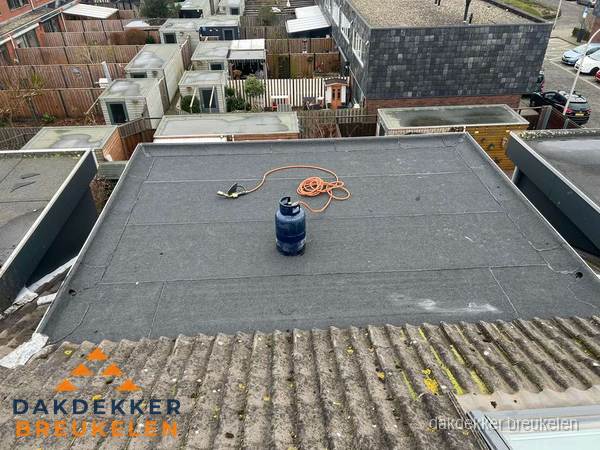 Dakreparatie plat dak met bitumen in Breukelen