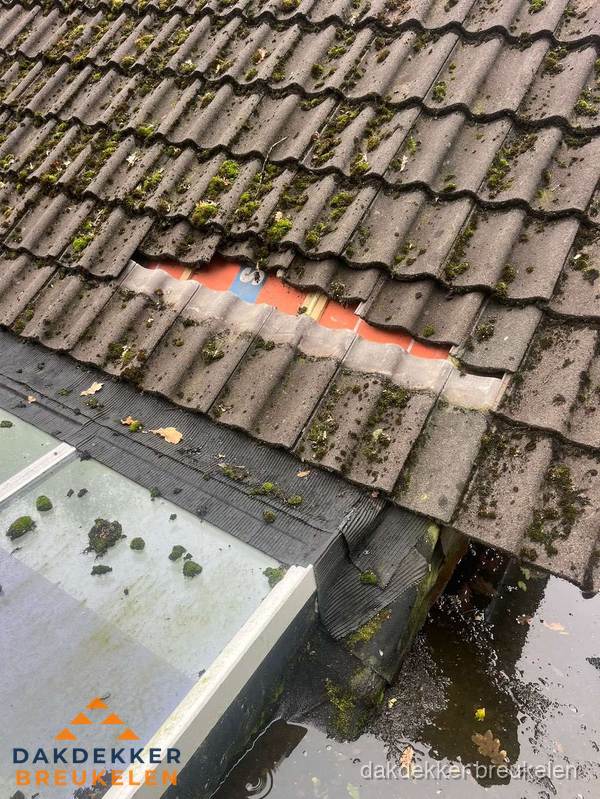 Beschadigd pannendak met ontbrekende dakpannen voor reparatie in Breukelen