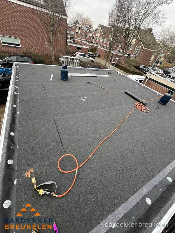 Afgewerkte dakrenovatie met bitumen op plat dak in Breukelen Afgewerkte dakrenovatie met bitumen op plat dak in Breukelen