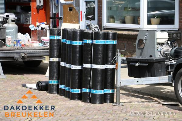 Rollen bitumen dakbedekking klaar voor daklekkage reparatie in Breukelen