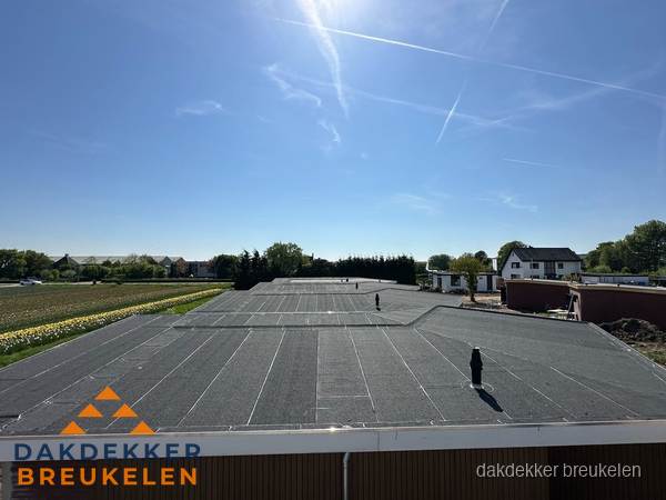 Groot plat dak met bitumen dakbedekking op bedrijfspand in Breukelen Groot plat dak met bitumen dakbedekking op bedrijfspand in Breukelen