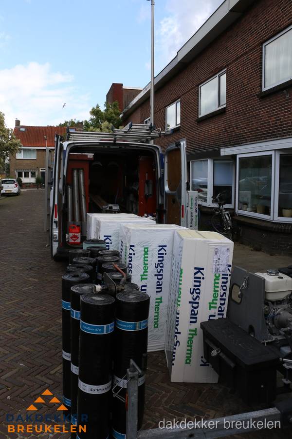 Levering van Kingspan isolatieplaten en bitumenrollen voor dakproject in Breukelen