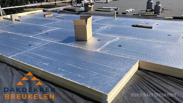 PIR isolatieplaten worden gelegd op plat dak voor dakisolatie in Breukelen