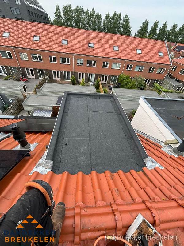 Bitumen dak reparatie op plat dak tussen dakpannen in Breukelen