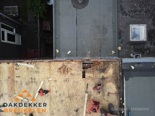 Dakschade en renovatie plat dak vanuit de lucht in Breukelen