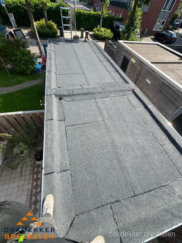 Bitumen plat dak rijtjeswoning vanuit dakdekker perspectief in Breukelen