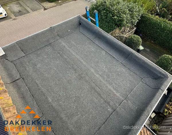 Gerenoveerd plat dak met nieuwe bitumen dakbedekking in Breukelen