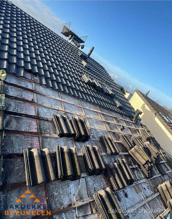 Schuin dak renovatie met nieuwe dakpannen in Breukelen Schuin dak renovatie met nieuwe dakpannen in Breukelen