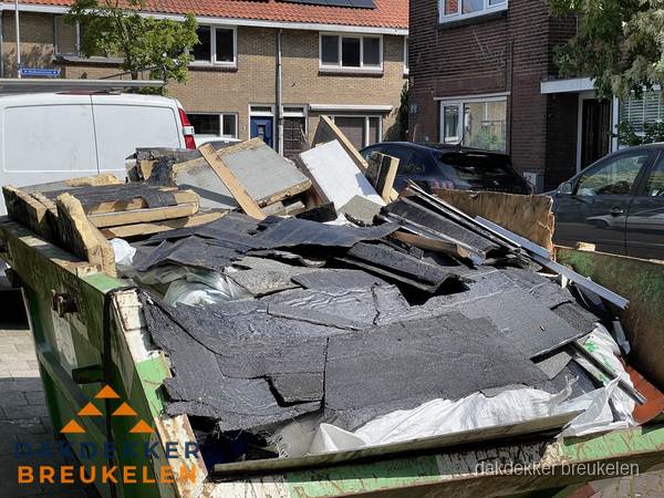 Afvalcontainer met gesloopt dakmateriaal tijdens dakkapel renovatie in Breukelen