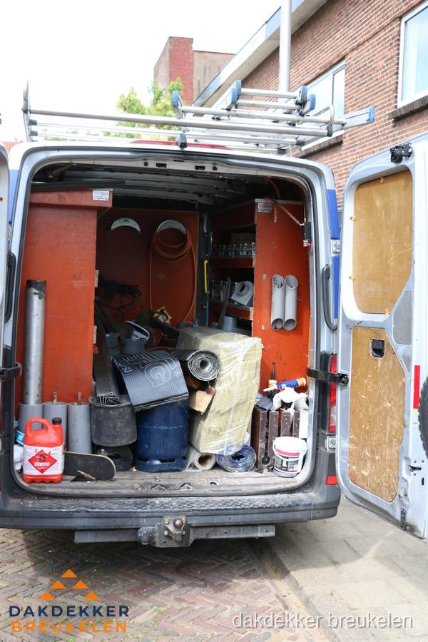 Bedrijfsbus van dakdekker met gereedschap en materialen in Breukelen
