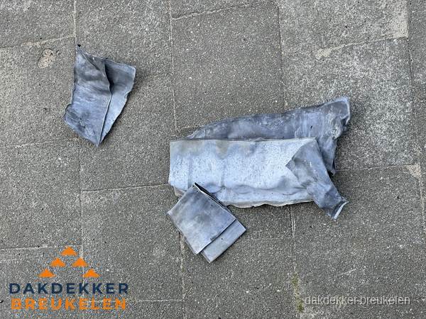 Oude verwijderde loodslabben na vervanging in Breukelen