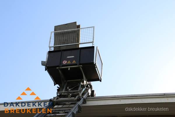 Dakdekkerslift voor materiaal transport bij dakwerkzaamheden in Breukelen
