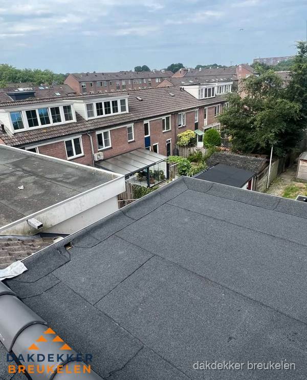 Vernieuwd plat dak met bitumen in woonwijk in Breukelen