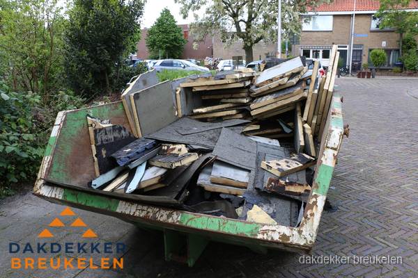 Puincontainer met oud dakmateriaal na dakrenovatie in Breukelen Puincontainer met oud dakmateriaal na dakrenovatie in Breukelen