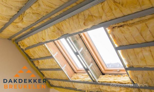 Schuin dak isoleren met glaswol bij dakraam in Breukelen Schuin dak isoleren met glaswol bij dakraam in Breukelen