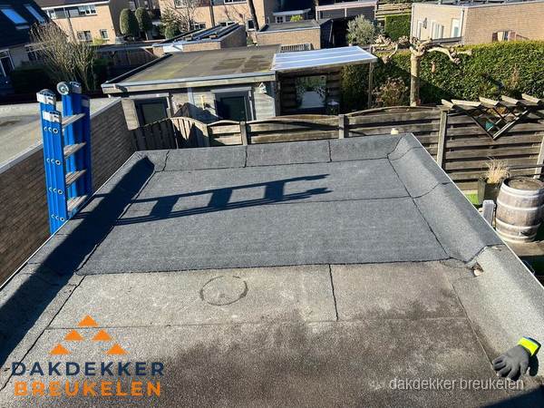 Dakdekker bij bitumen plat dak renovatie in Breukelen Dakdekker bij bitumen plat dak renovatie in Breukelen
