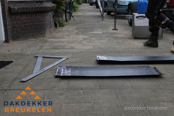 Dakbedekkingsmateriaal en zinkwerk klaargelegd voor reparatie in Breukelen
