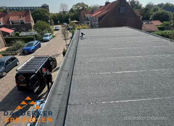 Nieuw bitumen plat dak met uitzicht over woonwijk in Breukelen