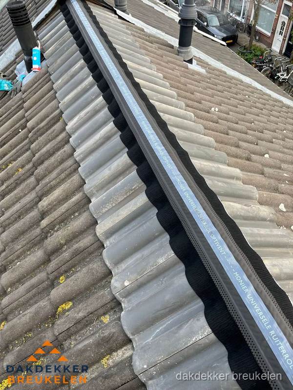 Nokvorst met Monier ventilatie op schuin pannendak in Breukelen Nokvorst met Monier ventilatie op schuin pannendak in Breukelen