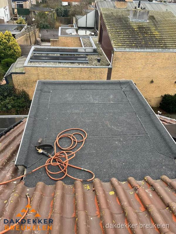 Reparatie aansluiting plat dak en schuin dak in Breukelen