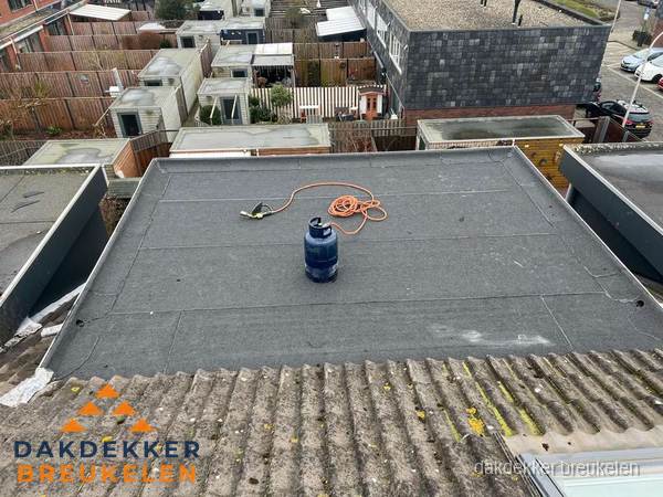 Plat dak met nieuwe bitumen dakbedekking en brandgereedschap in Breukelen Plat dak met nieuwe bitumen dakbedekking en brandgereedschap in Breukelen