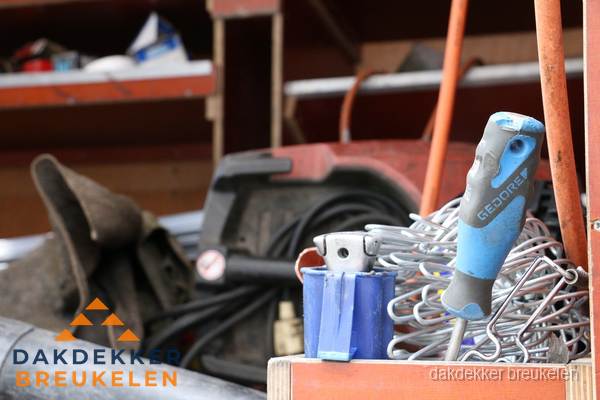 Professioneel gereedschap van dakdekker in Breukelen