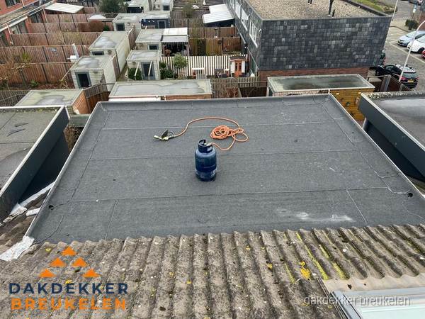 Plat dak met bitumen dakbedekking en brander in Breukelen