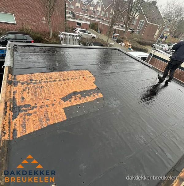 Dakdekker brengt EPDM dakbedekking aan op plat dak in Breukelen Dakdekker brengt EPDM dakbedekking aan op plat dak in Breukelen