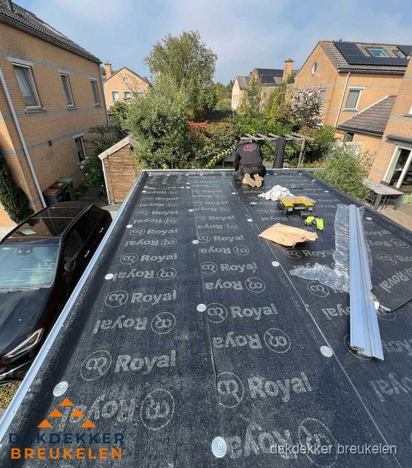 Dakdekker aan het werk op plat dak renovatie in Breukelen Dakdekker aan het werk op plat dak renovatie in Breukelen