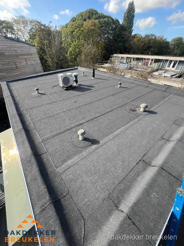 Kosten dakdekker: afgewerkt plat bedrijfsdak met bitumen in Breukelen