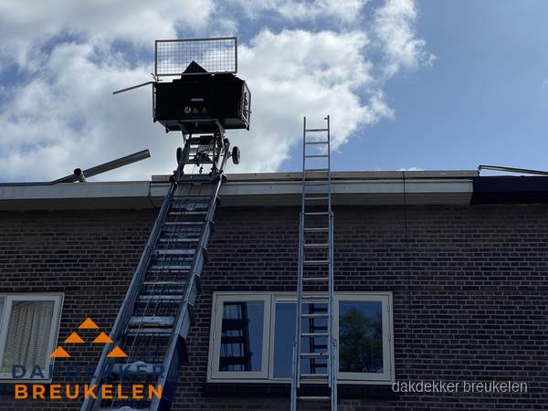 Ladderlift en ladder bij woning voor dakinspectie in Breukelen