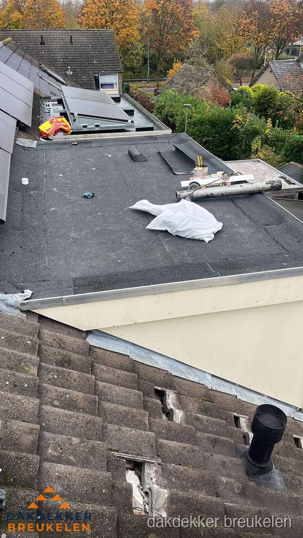 Beschadigde dakbedekking op plat dak voor reparatie in Breukelen