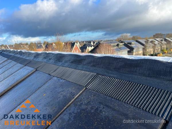 Dakisolatie bij de nok met ventilatieprofiel op schuin dak in Breukelen Dakisolatie bij de nok met ventilatieprofiel op schuin dak in Breukelen
