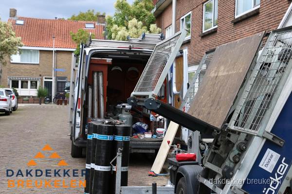 Dakdekkersbusje met materiaal en ladderlift voor dakpannen vervangen in Breukelen