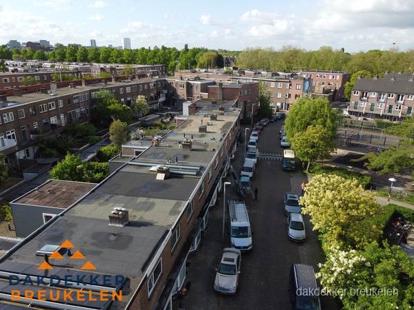 Luchtfoto dakinspectie woonwijk in Breukelen