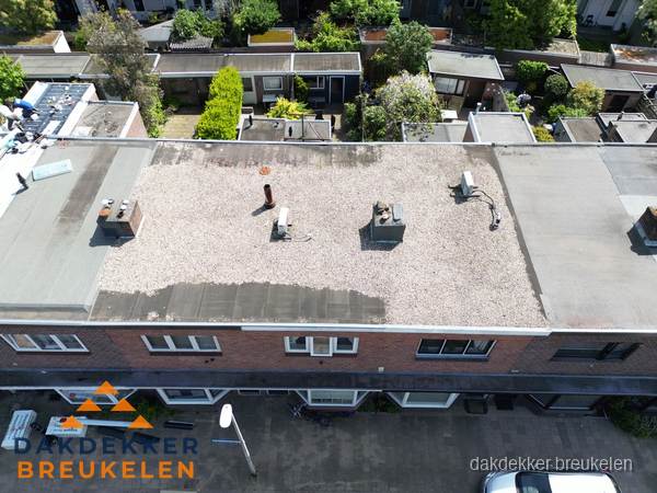 Plat dak met grindballast en dakdoorvoeren in Breukelen