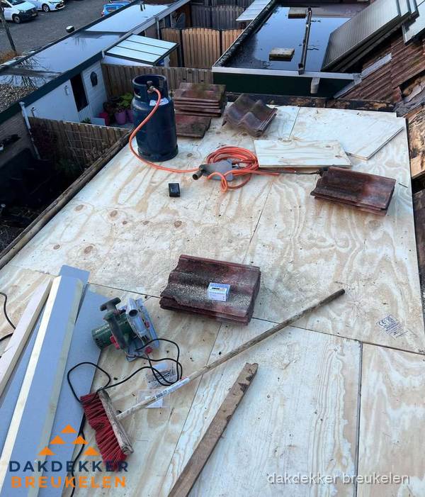 Dakreparatie werkzaamheden op plat dak met gereedschap in Breukelen
