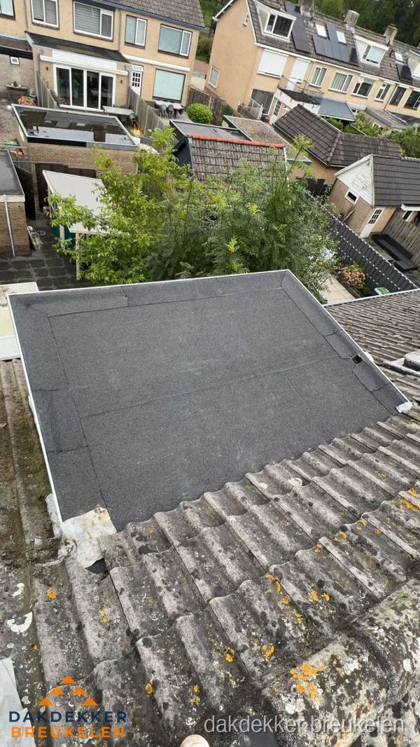 Plat dak aanbouw met bitumen dakbedekking in woonwijk Breukelen