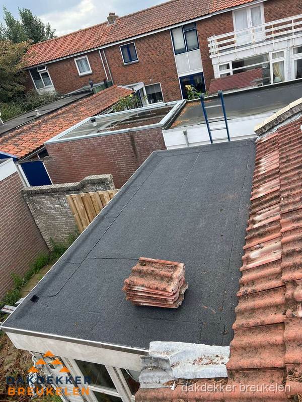 Aanbouw plat dak met reservepannen voor dakpannen vervangen in Breukelen Aanbouw plat dak met reservepannen voor dakpannen vervangen in Breukelen