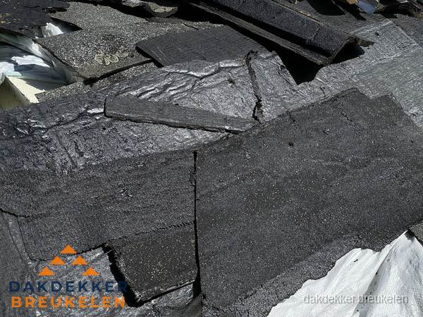 Verwijderd oud bitumen dakleer klaar voor vervanging in Breukelen