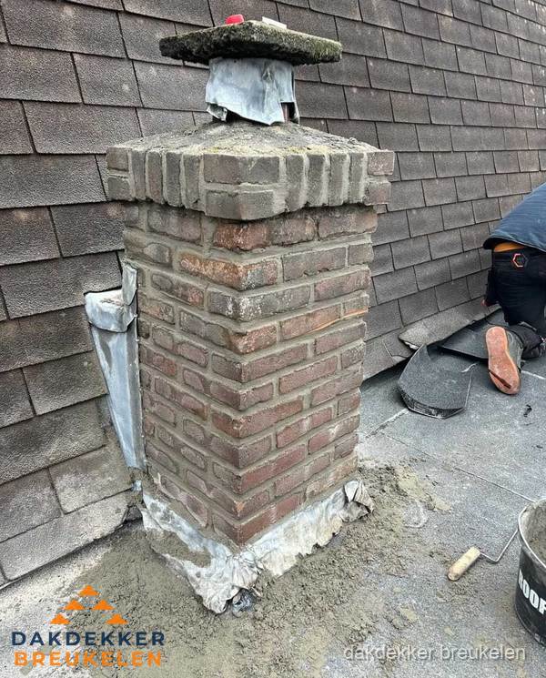 Schoorsteen reparatie met lood en voegwerk op leien dak in Breukelen