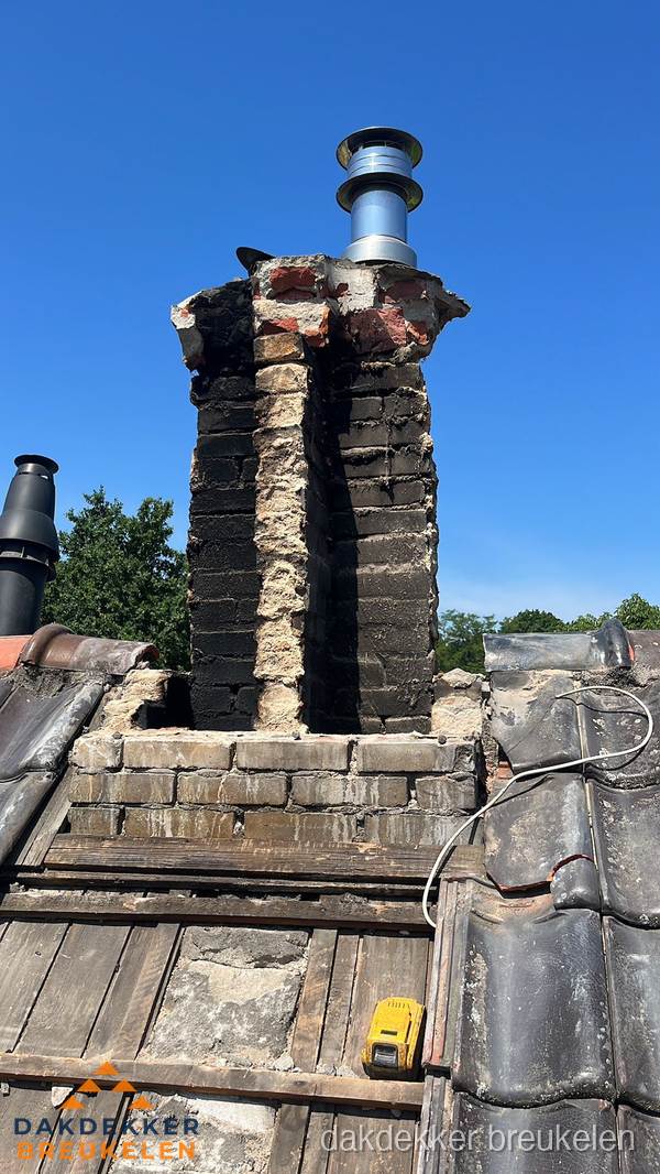 Beschadigde schoorsteen met nieuwe rookgasafvoer op oud dak in Breukelen