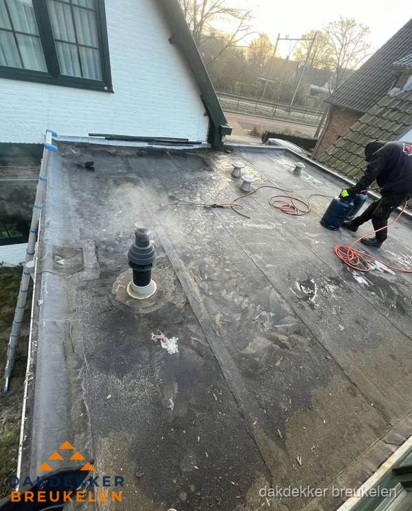 Dakdekker verhelpt daklekkage op plat dak in Breukelen