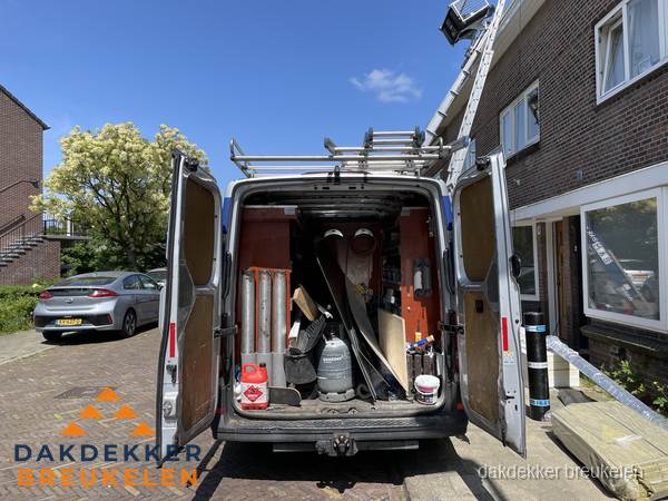 Spoed dakdekker bus met gereedschap en ladder bij woning in Breukelen