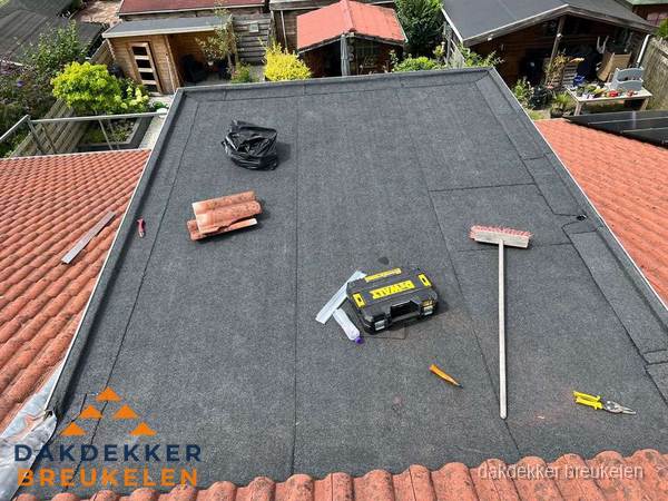 Gereedschap op nieuw plat dak na renovatie in Breukelen Gereedschap op nieuw plat dak na renovatie in Breukelen