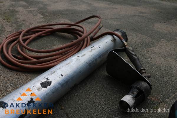 Dakdekker gasbrander en gereedschap voor spoedklus in Breukelen