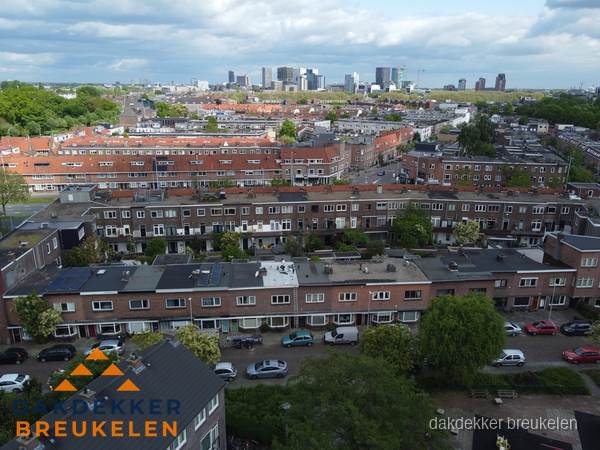 Luchtfoto van daken in woonwijk Breukelen
