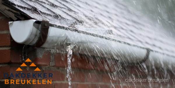 Lekkende dakgoot tijdens regenval in Breukelen